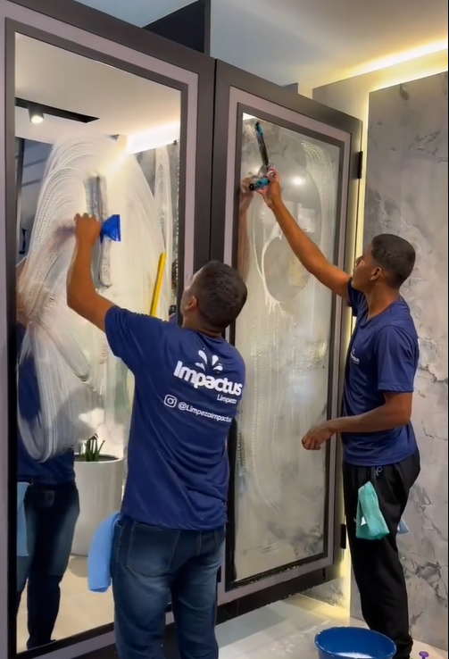 Equipe Impactus em ação na limpeza de vidros